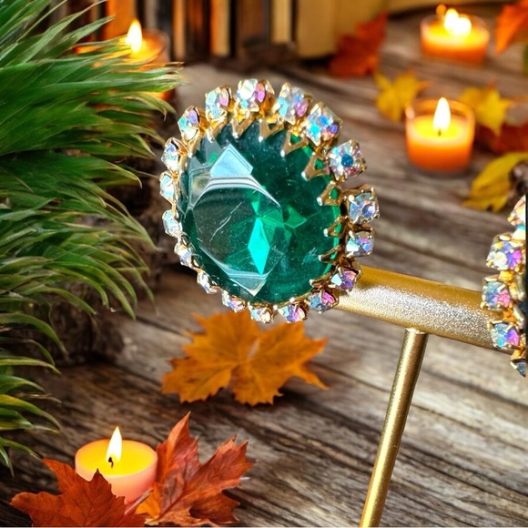 VINTAGE Emerald Green Rhinestone Clip-On Earrings - Picture 6 of 8